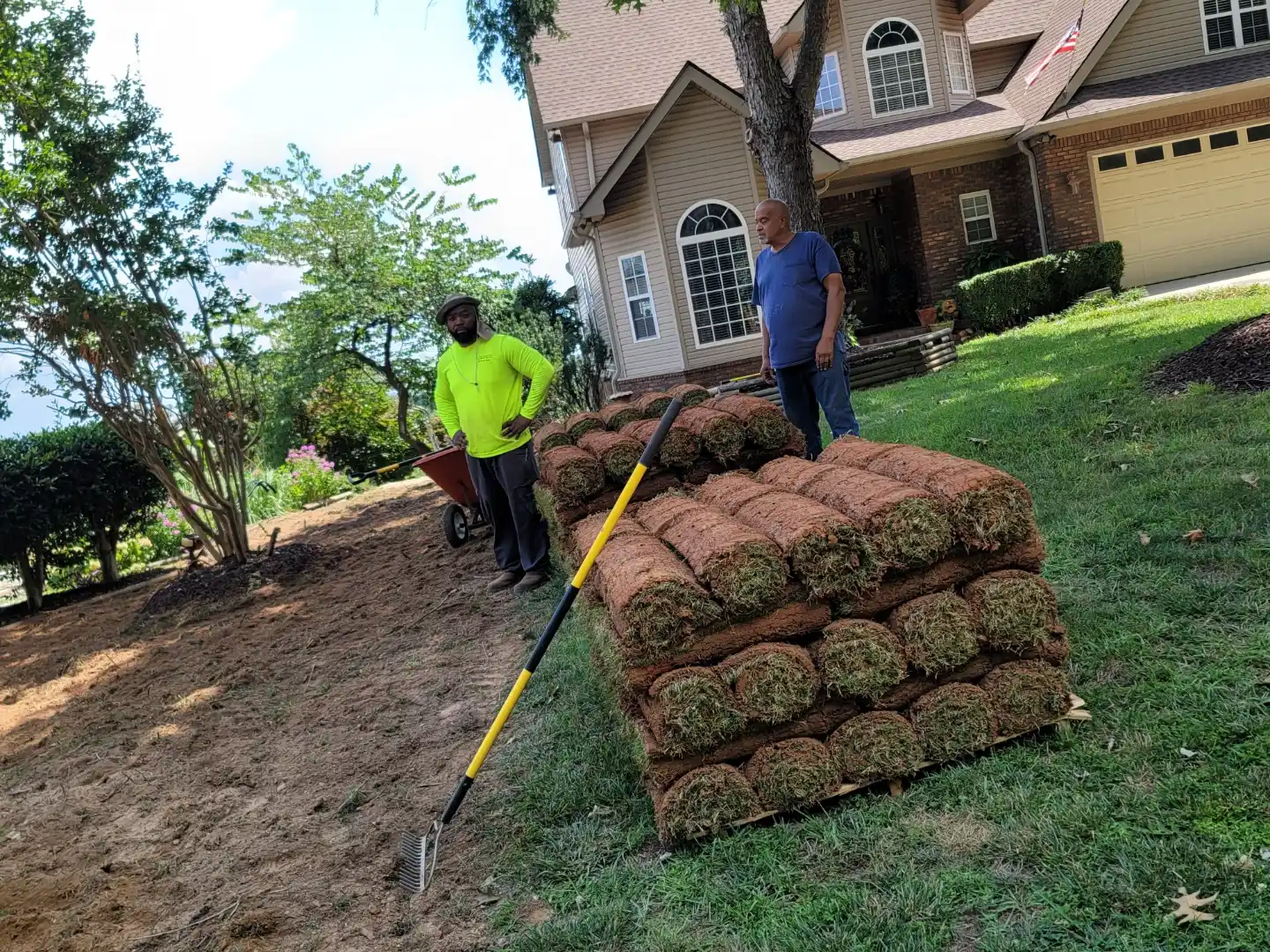 T.E. crew with a pallet of sod ready for a front yard installation